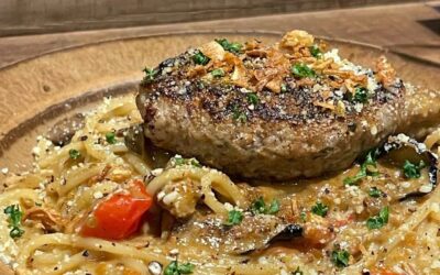 『牛すじ肉のカレークリームソース粗挽きハンバーグ乗せ　〜わん